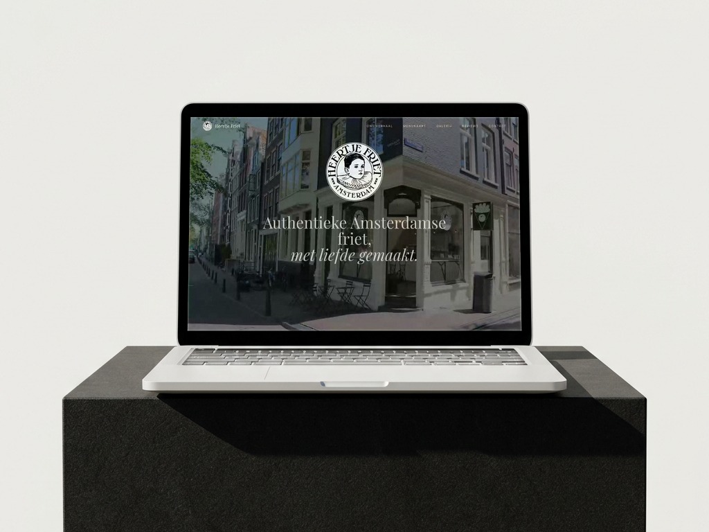 Laptop op een zwart blok met de website van Heertje Friet
